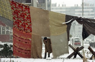 BIH, Bosnia, Sarajevo, 07.01.1996, Man crosses a former front line in the snow