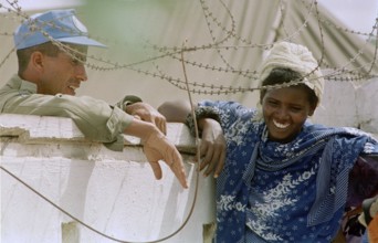 SOM, SOMALIA, Mogadishu, 1993 - Discussion between UN soldier and Somali - -