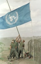 SOM, SOMALIA, Belet Hün, 25.07.1993 - German troops raise the flag in Belet Hün. - -