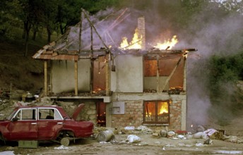 BIH, Bosnia, Gorazde, 24.09.1992, Burning house on the outskirts of town