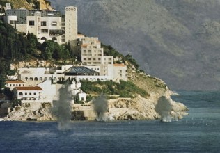 HRV, Kraotien, Dubrovnik 24.08.1992 Grenades fired by Serbs fall into the Mediterranean Sea in