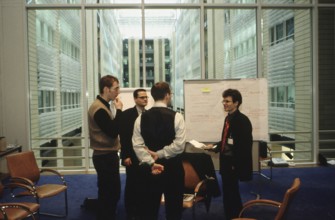 Berlin, DEU, 15.01.1999 -- Debis-Campus meets company, event - a group of male workshop