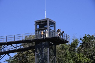 Pedestrian bridge as a tourist viewing project: The Mauerkronenbrücke crowns the Lauentor and