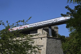 Pedestrian bridge as a tourist viewing project: The Mauerkronenbrücke crowns the Lauentor and