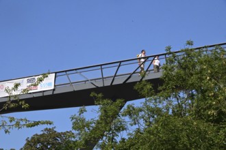Pedestrian bridge as a tourist viewing project: The Mauerkronenbrücke crowns the Lauentor and