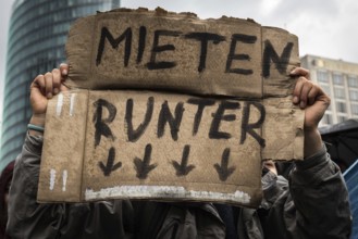 DEU Germany Germany Berlin Under the slogan 'Resisting rent madness', more than 13, 000 people