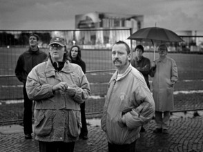 DEU, Germany, Berlin, 22.09.2002, People watch the election results on a large screen