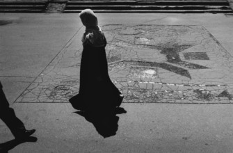 BIH, Bosnia, Sarajevo, 22.07.2005, People walk past the Olympic emblem of the 1984 Winter Games