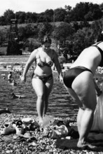 BIH, Bosnia, Tuzla, 11.07.2005, people in swimming pool
