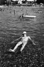 BIH, Bosnia, Tuzla, 11.07.2005, people in swimming pool