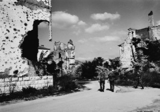 BIH, Bosnia, Mostar, 07.10.2005, German Bundeswehr soldiers visit the destroyed old town
