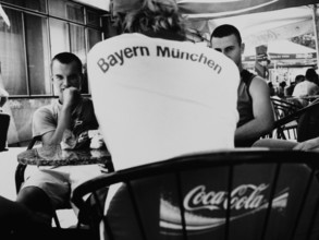 BIH, Bosnia, Tuzla, 05.10.2005, young people in street cafe
