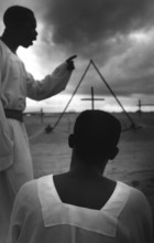 NGA, Lagos, 20.05.97 -- Free churches in Lagos. -- A priest accepts confession from a believer in