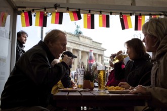 DEU Germany Berlin Eating and drinking in front of the Brandenburg Gate. Scene on the eve of the