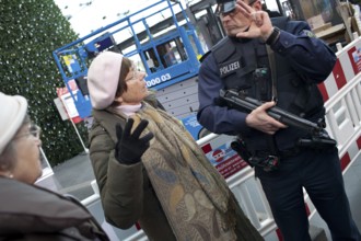 Berlin 2010-11-24 A woman talks to a police officer in Berlin Central Station. DEU Berlin