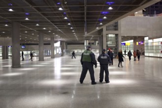 Berlin 2010-11-24 Police officers stand in the lowlands at Potsdamer Platz DEU Berlin 2010-11-24