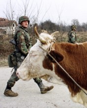 BIH, Bosnia, Brcko, 22.12.1995, American soldiers on patrol