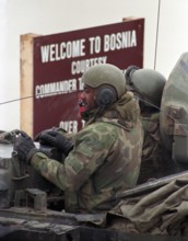 BIH, Bosnia, Vinkovski, 20.12.1995, American soldiers cross the Sava towards Bosnia