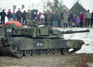 BIH, Bosnia, Vinkovski, 20.12.1995, American soldiers cross the Sava towards Bosnia