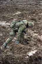 BIH, Bosnia, Vinkovski, 20.12.1995, American soldier stuck in mud on the banks of the Sava