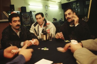 Berlin, DEU, 09.11.1998 -- Men playing cards in a Turkish bar in Kreuzberg. (Free time, tradition)