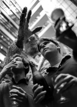 DEU, Germany, Berlin, 27.09.1998, Drinking on the election victory of the SPD in the Berlin party
