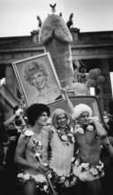 DEU, Germany, Berlin, 20.06.1998, CSD parade through the Brandenburg Gate