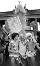 Berlin, DEU, 08.08.1998 -- Giant phallus in front of the Brandenburg Gate. Three participants in