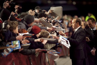 DEU, Germany, Berlin Kevin Spacey with fans in front of the opening ceremony at the Berlinale