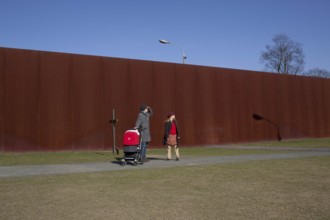 DEU Berlin A couple with strollers at the Wall Memorial on Bernauer Straße in Berlin. Germany