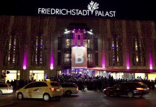 DEU, Germany, Berlin fans are waiting for Helena Bonham Carter and Colin Firth in front of the