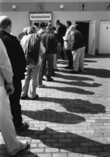 DEU, Germany, Niederfinow, 14.09.2001, People wait in front of an ATM at the boat lift parking lot