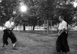 DEU, Germany, Berlin, 30.07.2001, Men fighting swords in the park
