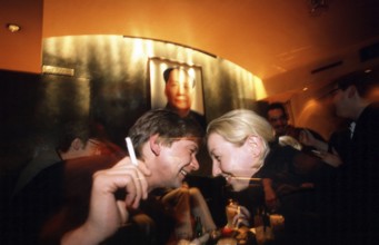 Berlin, DEU, 13.08.1999 -- Guests in the Lützow Bar with a poster of Mao Tse Tung in the background