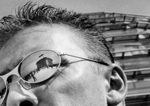Berlin, DEU, 20.09.1999 -- portrait of a man on the roof of the Reichstag building. (dome,
