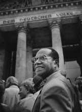 DEU, Germany, Berlin, 20.04.1999, people waiting to visit the reopened Reichstag building