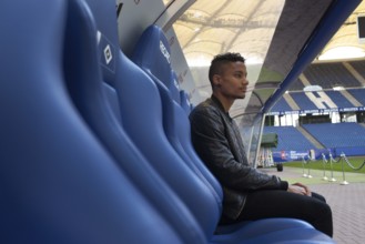 DEU Hamburg British soccer player Michael Mancienne looks into the HSV stadium, the Imtech Arena.
