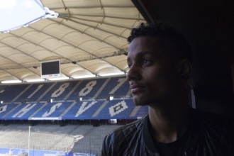 DEU Hamburg British soccer player Michael Mancienne looks into the HSV stadium, the Imtech Arena.