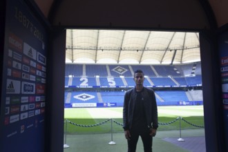 DEU Hamburg British soccer player Michael Mancienne looks into the HSV stadium, the Imtech Arena.