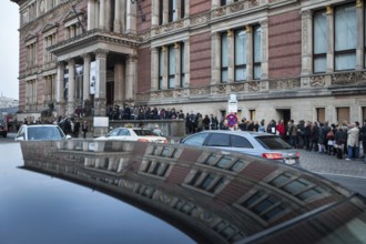 DEU Germany Germany Berlin Visitors wait in front of the Martin-Gropius-Bau for admission to the
