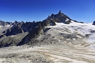View of the Glacier du Géant from the Télécabine Panorama Railway, behind the Dente del Gigante,