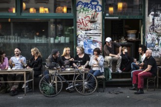 DEU Germany Germany Berlin Guests in front of Bateau Ivre on Oranienstraße in Kreuzberg