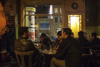DEU Germany Germany Berlin Guests at Bar Mysliwska on Schlesische Straße in Kreuzberg