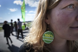 DEU Germany Germany Berlin Members of the '100% Tempelhofer Feld' initiative distribute information