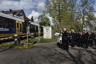 DEU Germany Germany Höxter mourning community is waiting at a railroad crossing on the way to the