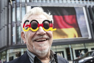 DEU Germany Germany Berlin Passers-by in front of a projection screen on Kurfürstendamm, on which a