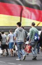 DEU Germany Germany Berlin Passers-by in front of a projection screen on Kurfürstendamm, on which a