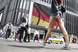 DEU Germany Germany Berlin Passers-by in front of a projection screen on Kurfürstendamm, on which a