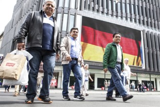 DEU Germany Germany Berlin Passers-by in front of a projection screen on Kurfürstendamm, on which a