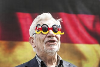 DEU Germany Germany Berlin Passers-by in front of a projection screen on Kurfürstendamm, on which a